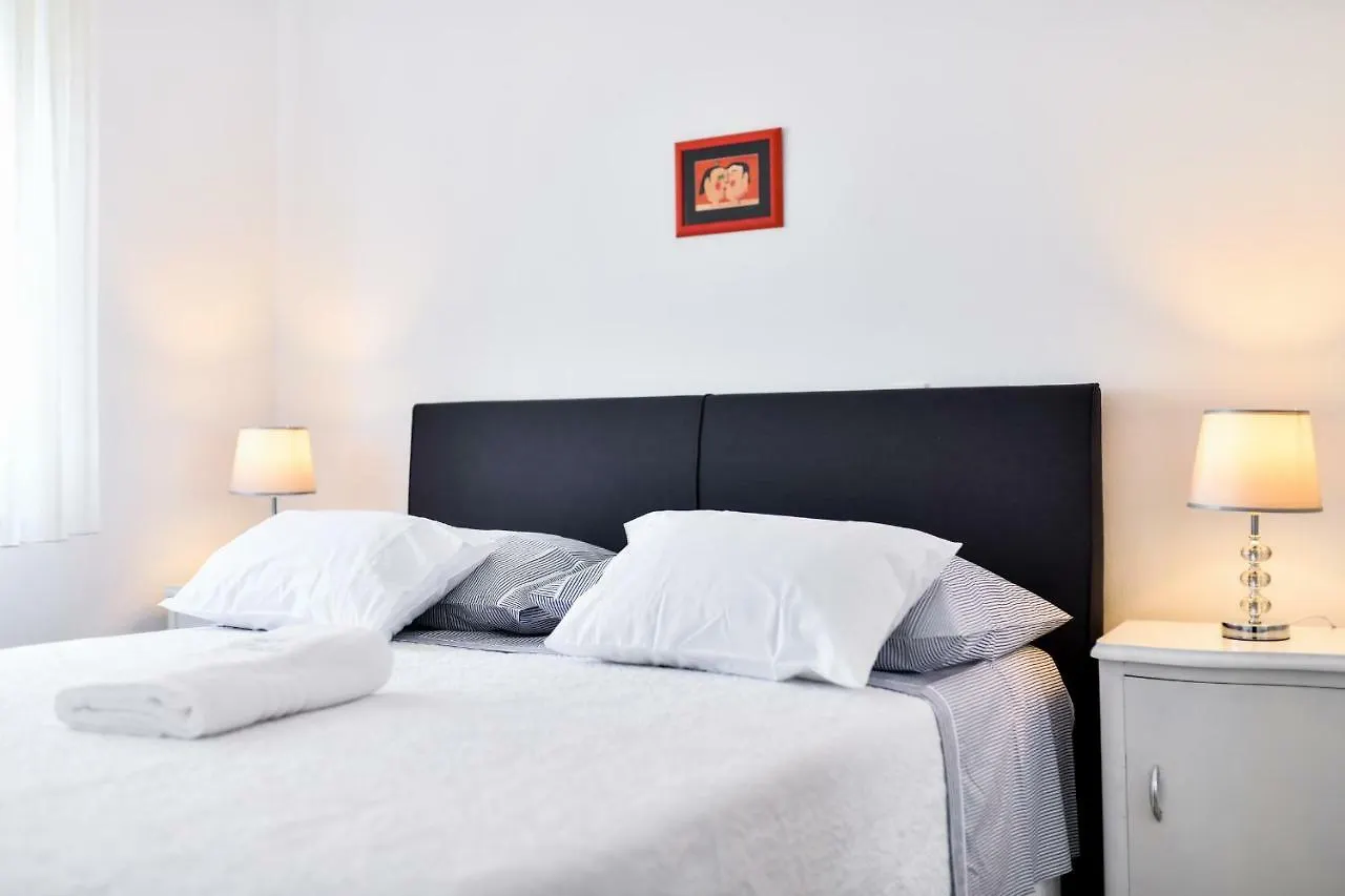 Apartments Martom Seline 0*,