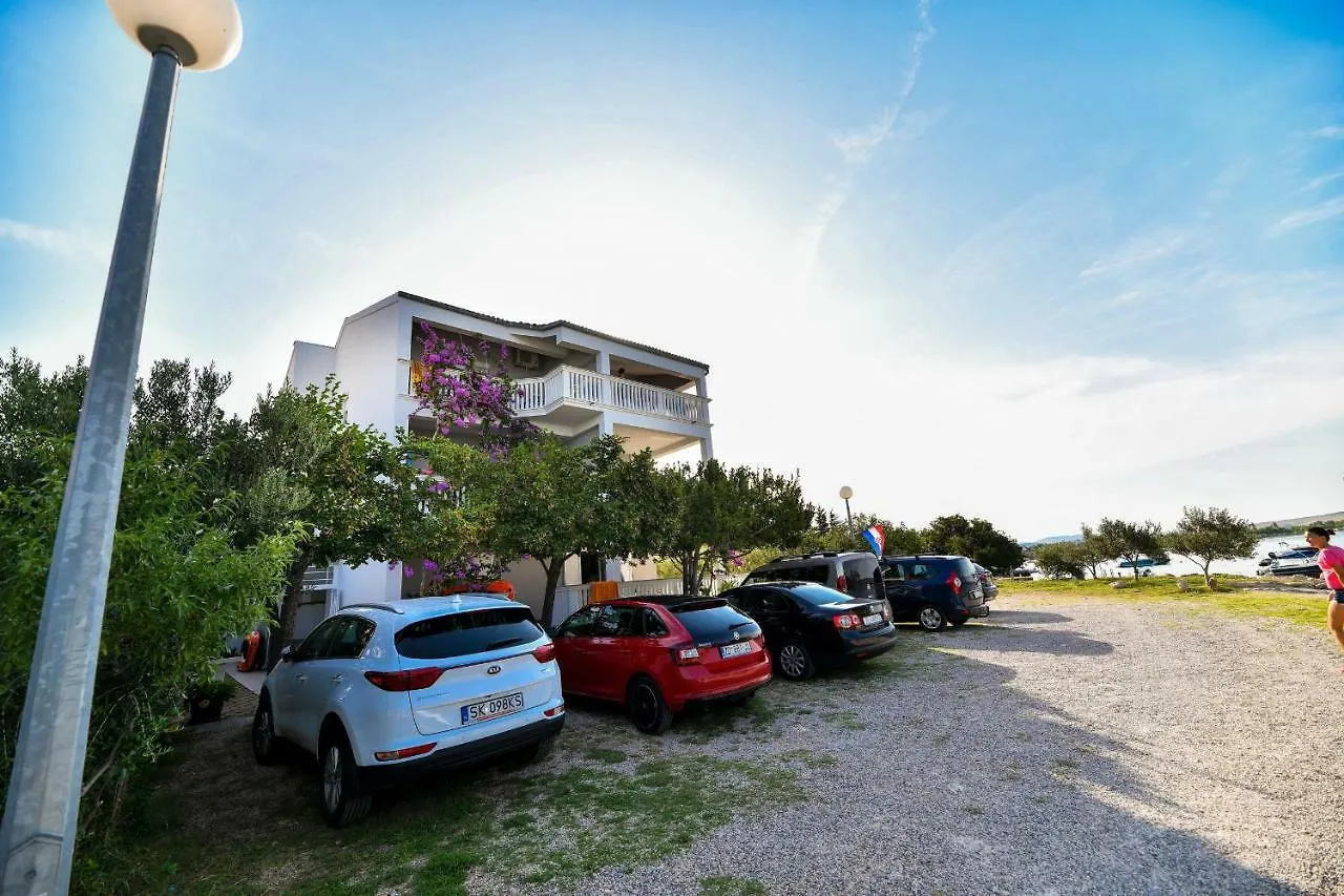 Apartments Martom Seline 0*,